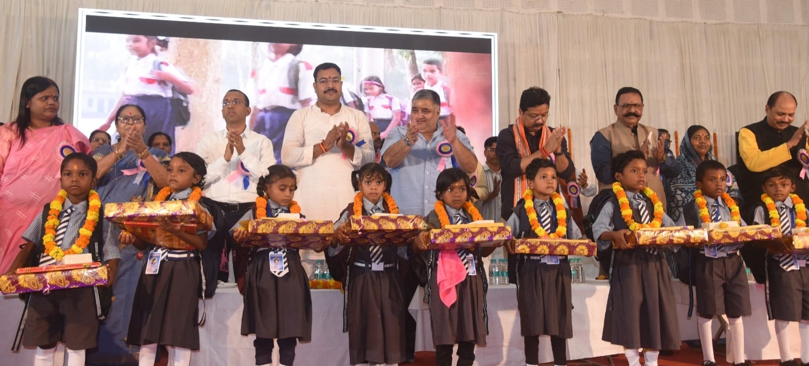 शिक्षा ही सफलता का मूल मंत्र है, कोई भी बच्चा शिक्षा से वंचित न रहे — पर्यटन मंत्री राजेश अग्रवाल