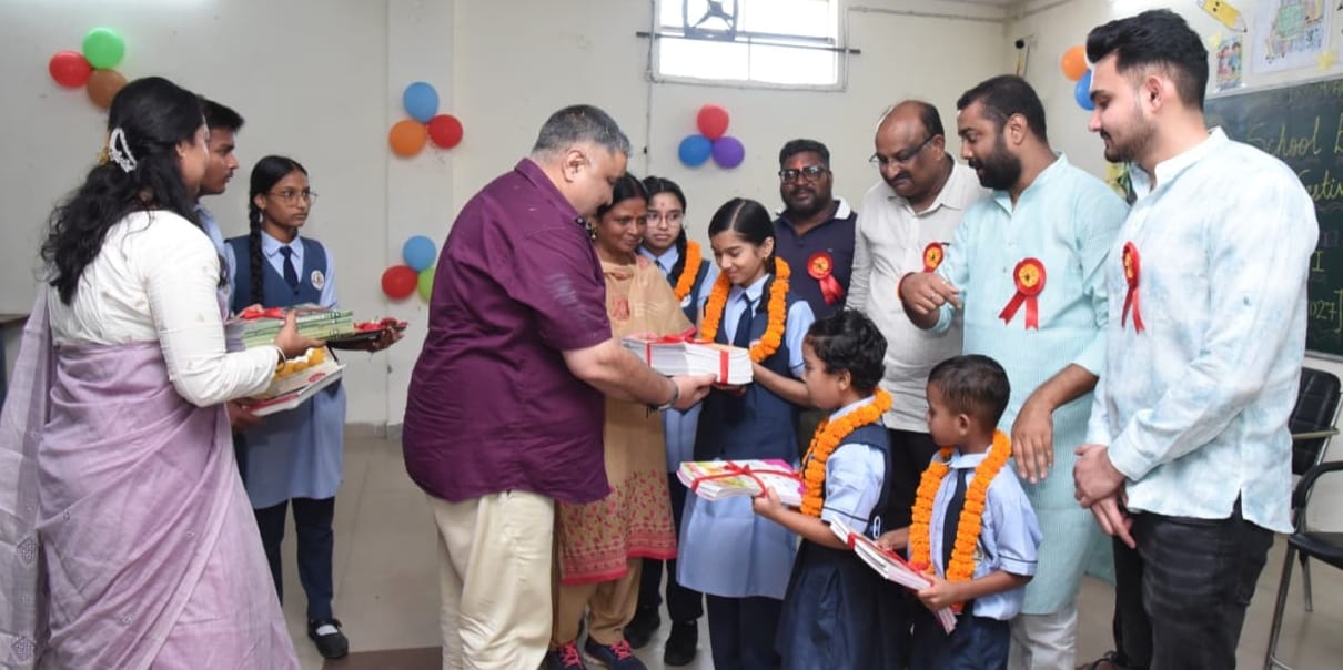 बेटियों के सपनों को मिली नई उड़ान, शाला प्रवेश उत्सव में शामिल हुए पर्यटन एवं संस्कृति मंत्री राजेश अग्रवाल