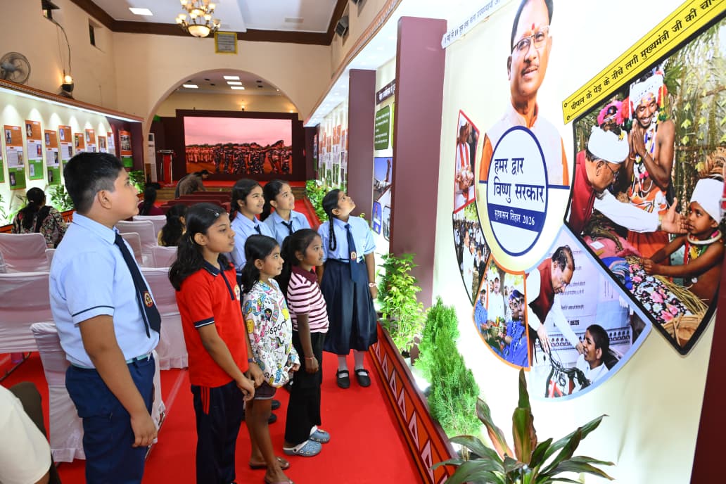 विद्यार्थियों ने देखी स्वतंत्रता संग्राम सेनानियों और ‘वंदे मातरम्’ पर आधारित छायाचित्र प्रदर्शनी