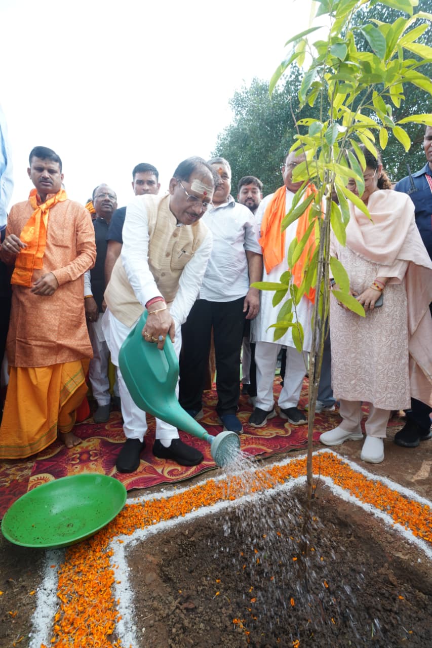 मुख्यमंत्री विष्णुदेव साय ने बाबा कर्मेश्वर का किया रुद्राभिषेक, प्रदेशवासियों की सुख-समृद्धि और खुशहाली की कामना की